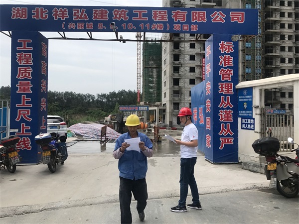 工人仔细阅读安全生产宣传资料.jpg
