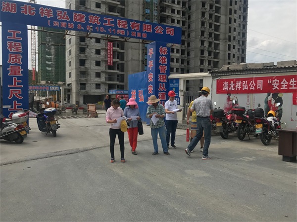 向工人发放安全生产宣传资料.jpg