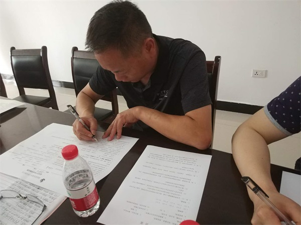 培训人员认真答题中1.jpg