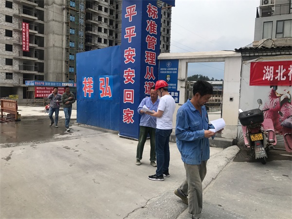 主动向工人讲解安全生产知识.jpg