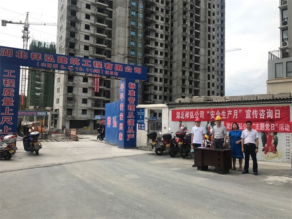 向工人发放安全生产宣传资料.jpg